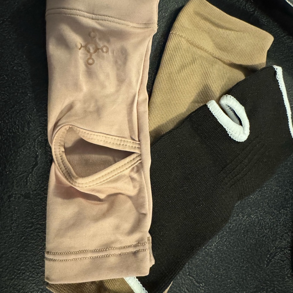 Tommie Copper Compression Sleeves + 2 Additional Compression Sleeves. Small - Picture 1 of 5